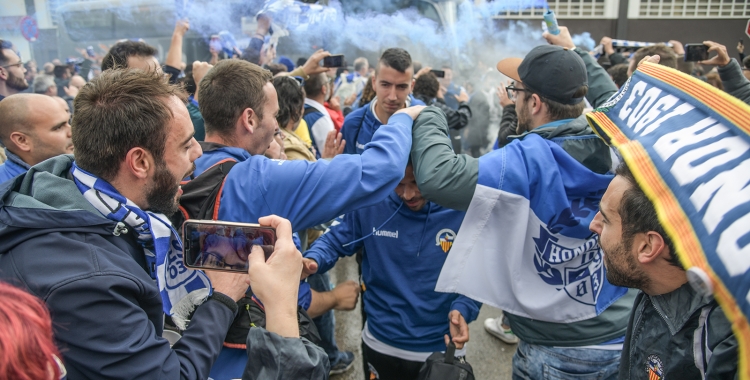 Així va rebre l'afició arlequinada els jugadors a Olot l'última jornada de la 2018/19 | Roger Benet