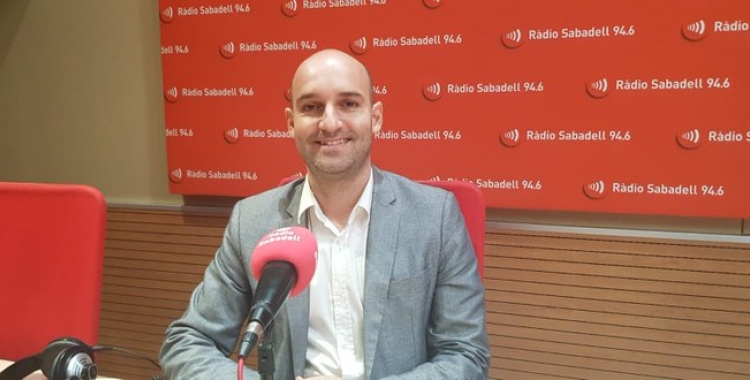 Adrián Hernández als estudis de Ràdio Sabadell | Núria Garcia