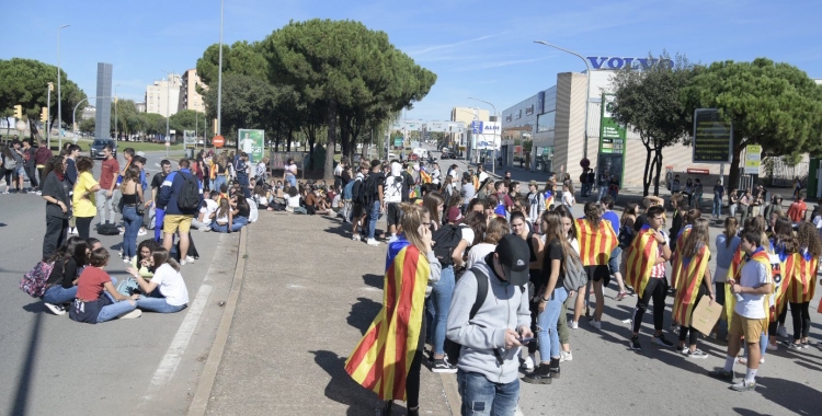 Els estudiants a la plaça del Mil·lenari/ Roger Benet