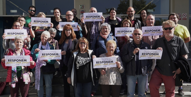Membres de la Crida amb cartells de la nova campanya Responem | Cedida