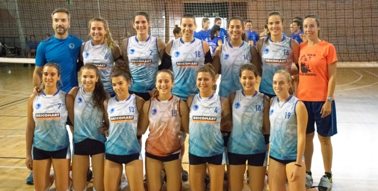 Les jugadores del sènior femení amb el seu entrenador Hugo Gotuzzo | CNS Vòlei