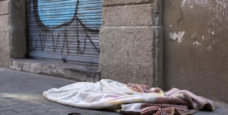 Imatge d'una persona dormint al carrer | Fundació Arrels