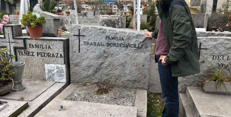 El periodista Toni Padilla a la tomba de Francesc Trabal, a Xile 
