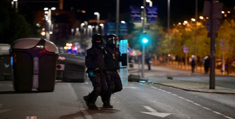 Un policia durant els aldarulls d'ahir/ Roger Benet