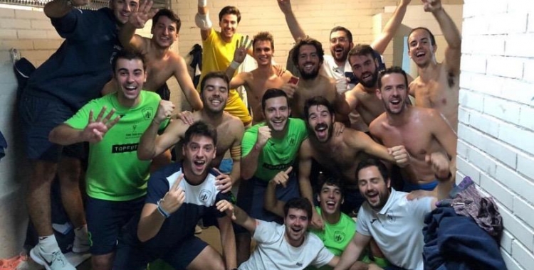 Celebració escolàpia després d'aconseguir el passi | Futsal Pia