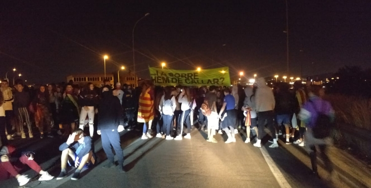 Manifestants tallant l'accés a la C-58 | Pere Gallifa