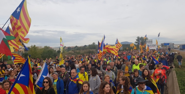 Milers de manifestants de les "Marxes per la Llibertat" avançant per l'autopista direcció Barcelona