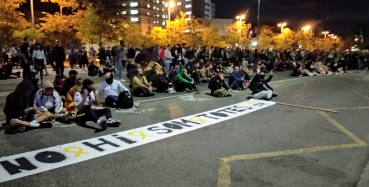 Els concentrats asseguts davant la comissaria de la Policia Nacional | Helena Molist