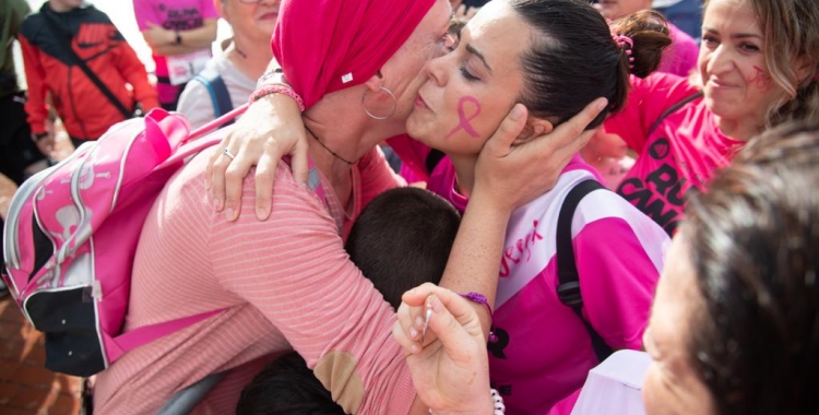 Una pacient de càncer de mama durant la cursa Run 4 Cancer Mama de Ràdio Sabadell/ Roger Benet