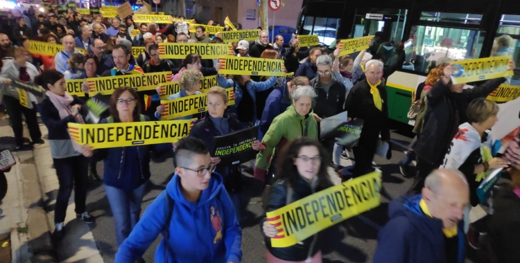 Mig miler de persones recorren el centre de Sabadell en una manifestació independentista | Pau Duran