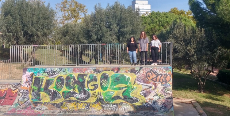 Glòria Llobet, Valen Garrido i Alba Torres a l'skatepark de Sabadell | Ràdio Sabadell