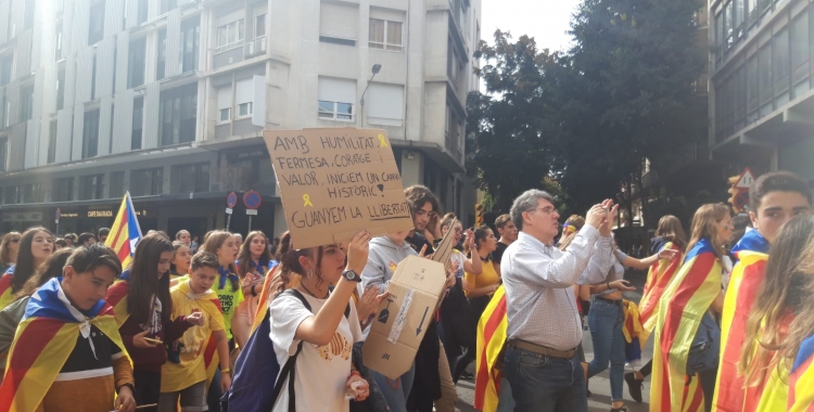 Els manifestants pujant per l'eix central de la ciutat | Núria García 