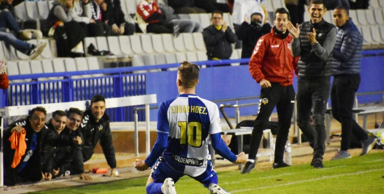 Édgar ahir a la Nova Creu Alta celebrant el seu magistral gol de falta directa | Críspulo Díaz