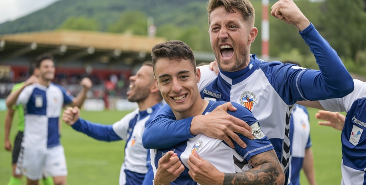 Ballesteros celebrant el seu doblet al Municipal olotí amb Édgar | Roger Benet