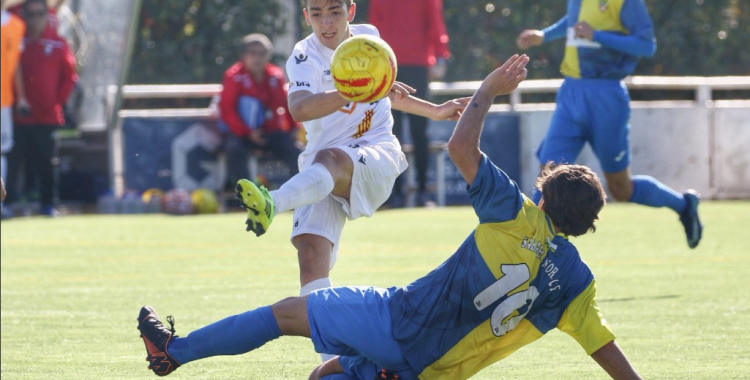 El jugador arlequinat Marc Martí va rebre l'entrada que va suposar l'expulsió del jugador del Parets | Xavier Galiana