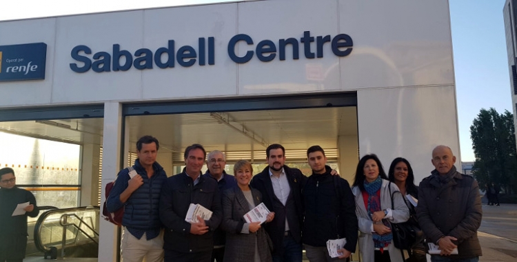 Els membres de Junts davant de l'estació Sabadell Centre de Rodalies 