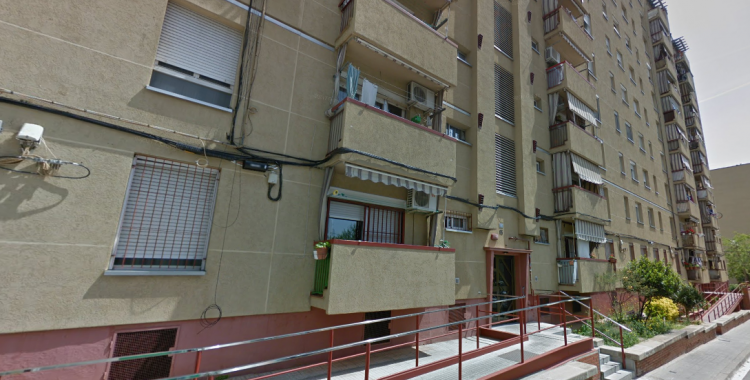 El bloc de pisos afectat es troba al carrer Aprestadors, 1, al barri d'Espronceda | Google Maps