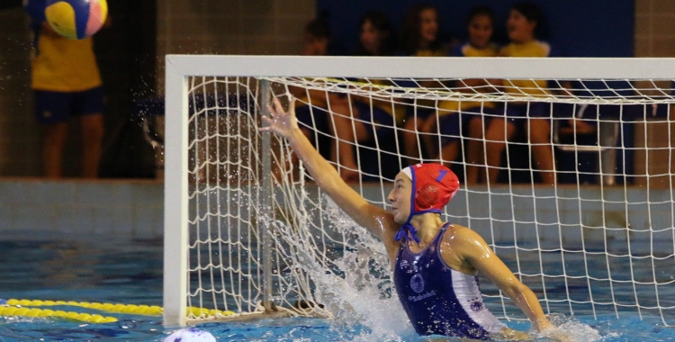 Laura Ester defensant la porteria de l'Astralpool en una de les tres finals de Supercopa guanyades pel Natació Sabadell | Arxiu RS946