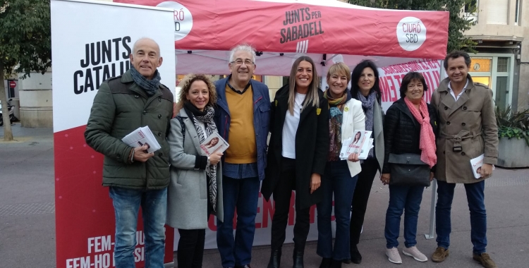Míriam Nogueras i Lourdes Ciuró amb la resta de l'equip de Junts per Sabadell al Passeig | Helena Molist