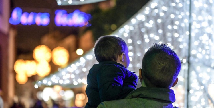 Petits i grans s'han acostat als diferents actes per veure, per primer cop, les llums de Nadal | Roger Benet