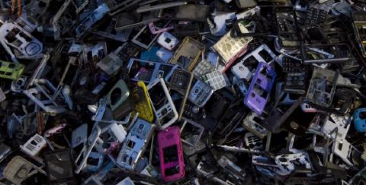 Consumint Consciència: Amb quines condicions laborals és fabriquen els nostres mòbils? D'on surten els materials per fabricar-los? Què passa quan llancem tecnologia a les escombraries?