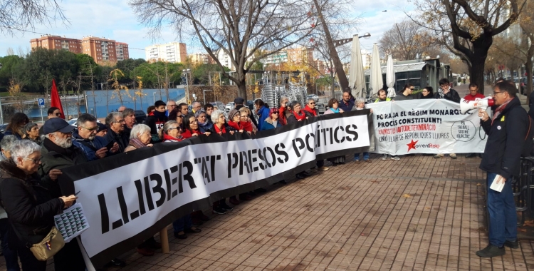 Imatge dels manifestants davant dels Jutjats de Sabadell | Núria García