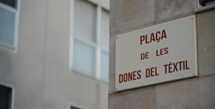 Placa de la plaça de Les Dones del Tèxtil/ Roger Benet