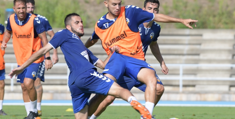 Jurgi lluita per una pilota amb Acedo en un entrenament a Sant Oleguer | Roger Benet