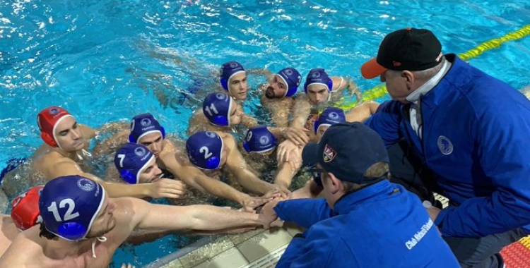 Pinya del masculí abans de guanyar a la Josep Vallès | @cnswaterpolo