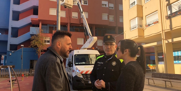 Instal·lació de les càmeres de seguretat amb l'alcaldessa i el regidor de seguretat | Ajuntament de Sabadell