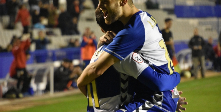 Leira felicita Néstor després del segon gol arlequinat contra l'Ejea | Críspulo Díaz