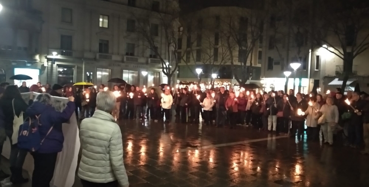 Els manifestants a la plaça Sant Roc | Helena Molist