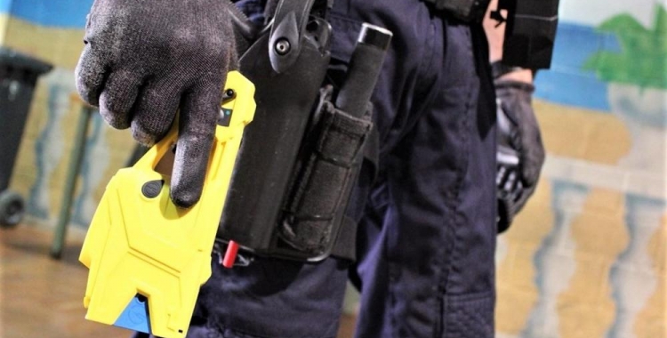 Agent dels Mossos d'Esquadra amb una Taser | Europa Press