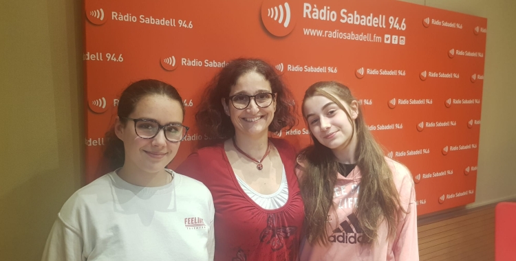 laura clotet i dues alumnes de 3 eso del Jaume Viladoms 