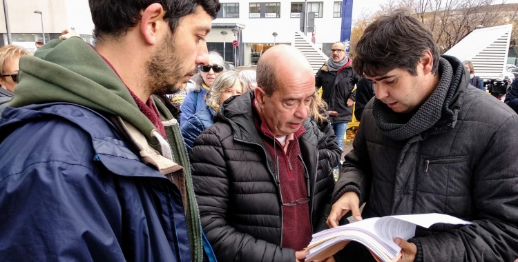 Xavi Pallicer, el pare de Ferran Jolis, i el seu advocat amb la querella davant els Jutjats de Sabadell | Helena Molist