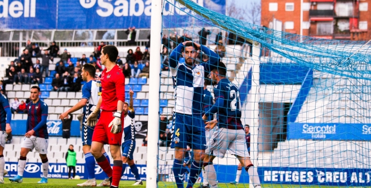 Aleix Coch es lamenta d'una ocasió fallada en el darrer partit contra l'Atlético Levante | Sandra Dihör
