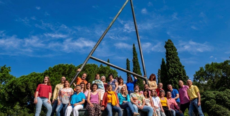 La Coral Belles Arts  davant l’escultura “A de barca” de Joan Brossa, al parc de Catalunya de Sabadell | Cedida