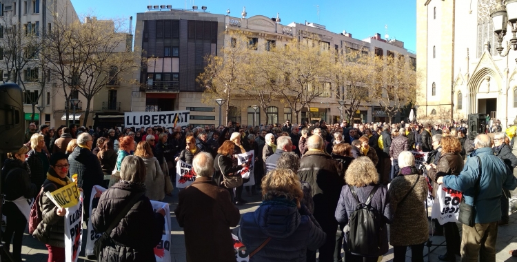 La plaça de Sant Roc plena de manifestants | Helena Molist