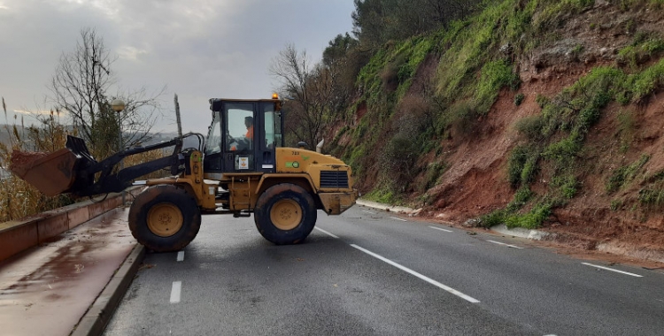 Una excavadora retirant terra a la carretera de Torre-romeu/ Ajuntament de Sabadell
