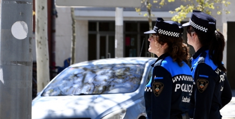 Dos agents de la Policia Municipal en un servei 