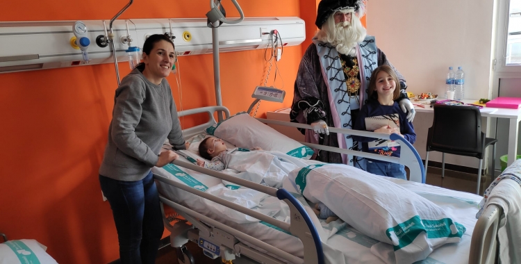 L'Ambaixador Reial visita als infants que estan hospitalitzats al Taulí | Pau Duran