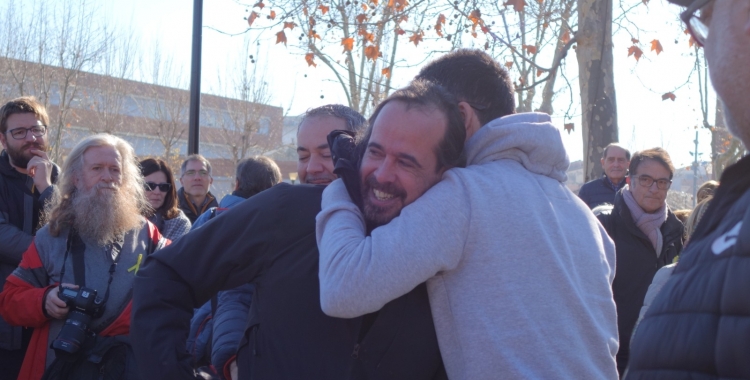 Jordi Ros abraçant amics i familiars al carrer d'Emprius | Helena Molist