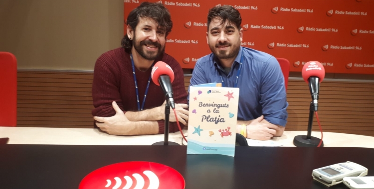 Roger Sales i Aleix Riu, amb el nou llibret per a les Urgències pediàtriques/ Karen Madrid