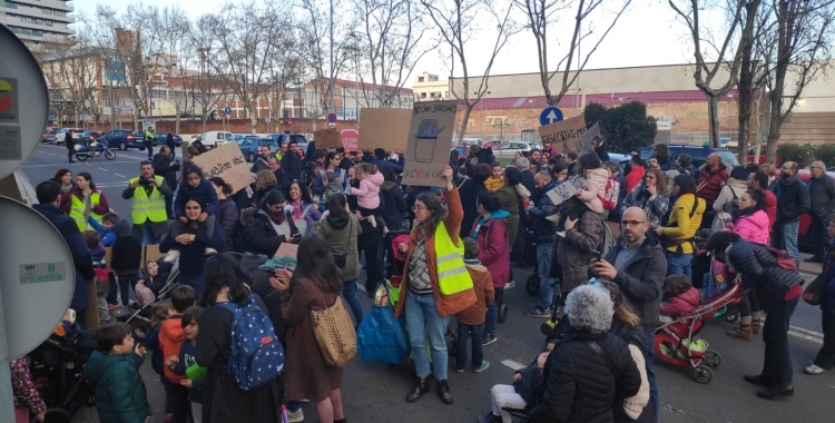 200 persones de l'Escola Samuntada tallen la Gran Via per protestar contra la segona línia al centre | Pau Duran