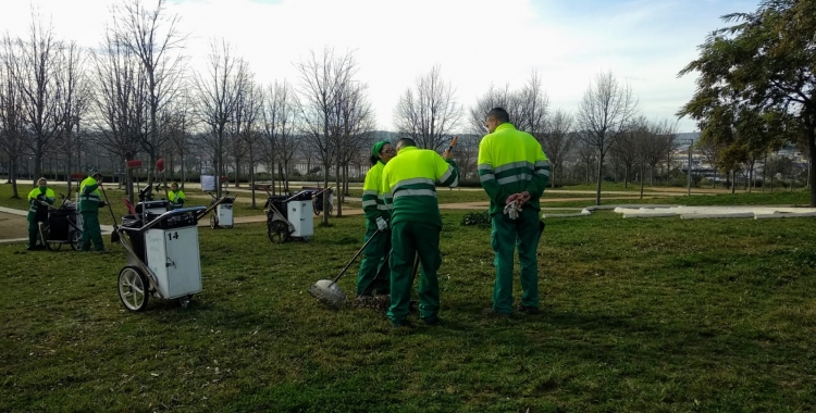 Una vintenta de participants en el programa d'ocupació treballen actualment al servei de jardineria | Helena Molist