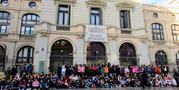 Tots els infants participants en el CuEmE i els representants polítics davant de l'Ajuntament | Helena Molist