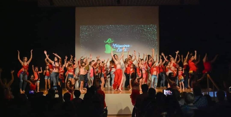 'Per primera vegada a Sabadell' mobilitza centenars de dones de tots els barris per aprendre dansa del ventre