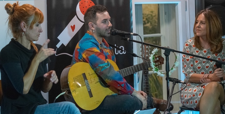 EnCantados, concerts i entrevistes en llengua de signes per fer accessible la música a les persones sordes