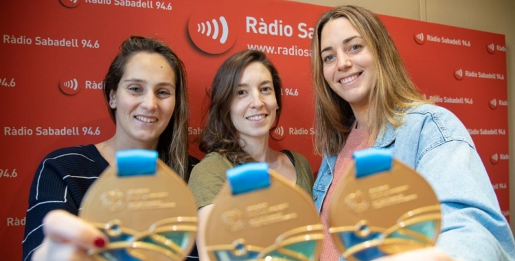Judith Forca, Laura Ester i Maica Garcia, mostrant les medalles d'or | Roger Benet