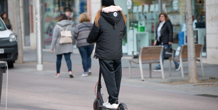 Imatge d'un patinet elèctric circulant pel Passeig | Roger Benet